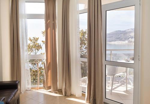 razgled, Seaside Bliss- Elegant 1BD with Stunning View by Flat Mаnager in Kavarna