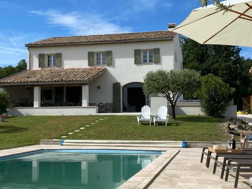 Exterior view, Maison Roquebeauresse - Piscine privee in Pougnadoresse