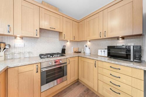 Konyha, Pinewood 3 Bedroom House in Inverness with Views in Milton of Leys