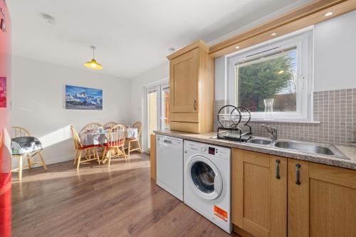 Konyha, Pinewood 3 Bedroom House in Inverness with Views in Milton of Leys
