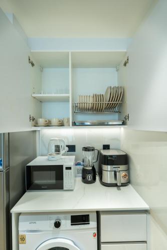 Chic Comfort - Stylish One-Bedroom - image 8
