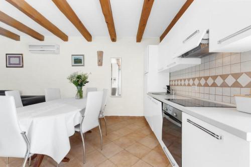 virtuve, Holiday House with Private Pool Villa Ladybug in Jakačići
