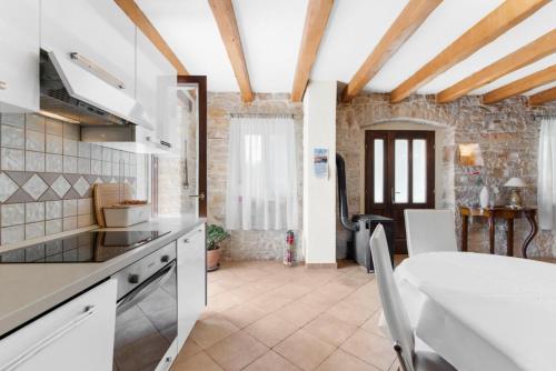 virtuve, Holiday House with Private Pool Villa Ladybug in Jakačići