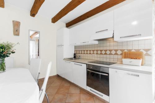 virtuve, Holiday House with Private Pool Villa Ladybug in Jakačići
