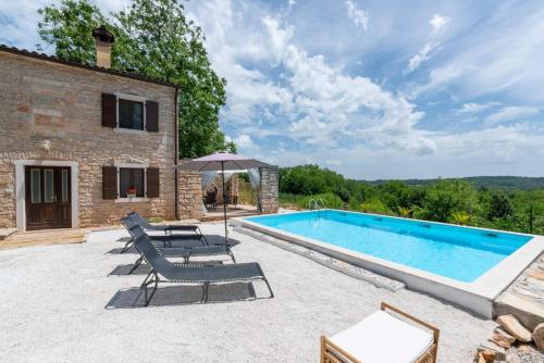Peldbaseins, Holiday House with Private Pool Villa Ladybug in Jakačići