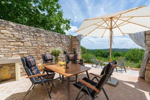 Balkons/terase, Holiday House with Private Pool Villa Ladybug in Jakačići
