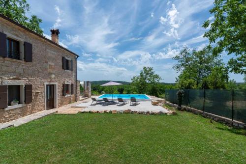 Peldbaseins, Holiday House with Private Pool Villa Ladybug in Jakačići