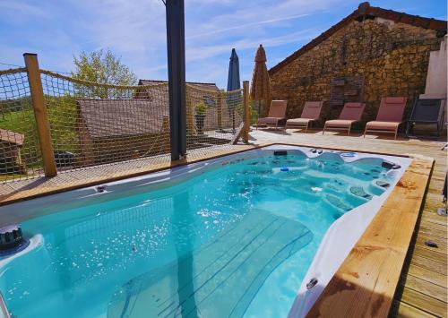 Peldbaseins, 80m² 2 guļamistaba, 1 privāta vannas istaba Māja Le Vigen
 (Spa de nage, sauna, lit hydromassant privatifs) in Le Vigen