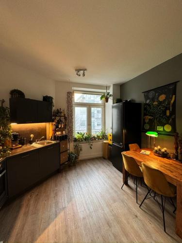 Gemütliche Schlafcouch im hellen Wohnzimmer zum Kurzaufenthalt in Köln, Deutschland