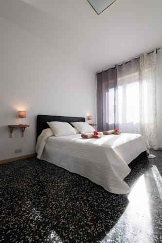 1 queen bed, 1 sofa bed