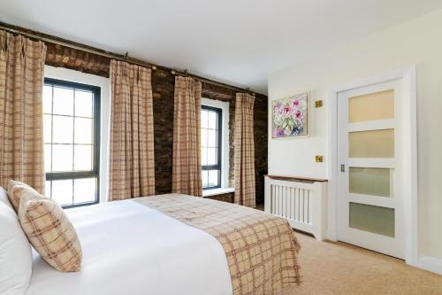 Bed, The Central House Hotel Clifden in Clifden