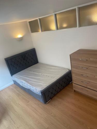 Urban Living at Its Best Stylish 4-Bed Flat with Gym, Underground Parking , Prime Location, Just 2 Minutes from Borough Market & Tube, Londyn
