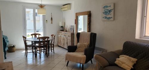 Frejus Plage a 50m des plages 1er etage de villa - image 5