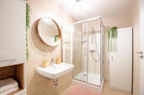 Central - Modern - Trendy - image 6