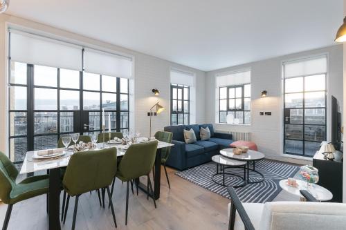 Urban Chic - Clink Street, London