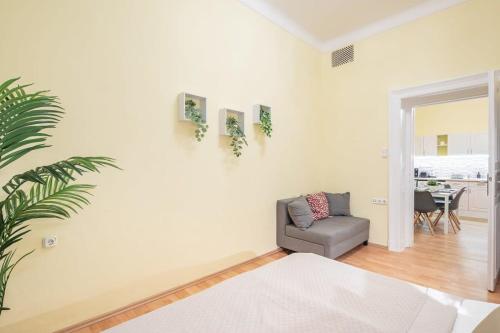 Central - NEW - AirCon - Comfy - image 2