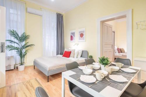 Central - NEW - AirCon - Comfy - image 7