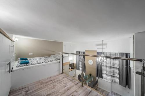 Sweet & Cozy Home at Center - image 6