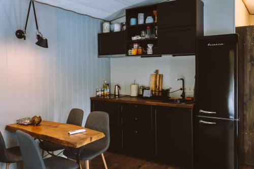 virtuve, KESTERCIEMA BUKI - luxury seaside forest cabins with sauna & hot-tub in Ķesterciems