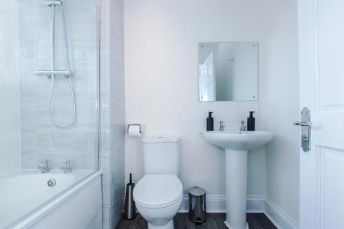 NEW!- 4 Bed 3 Bath House In Manchester by Greenstay Serviced Accommodation - FREE Parking - FAST 250 Mbps Wi-Fi - Ideal for Business, Families & Groups - Close to City Centre, Airport, Etihad Stadium, Manchester (fotografie 10)