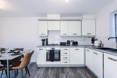 NEW!- 4 Bed 3 Bath House In Manchester by Greenstay Serviced Accommodation - FREE Parking - FAST 250 Mbps Wi-Fi - Ideal for Business, Families & Groups - Close to City Centre, Airport, Etihad Stadium, Manchester (fotografie 4)