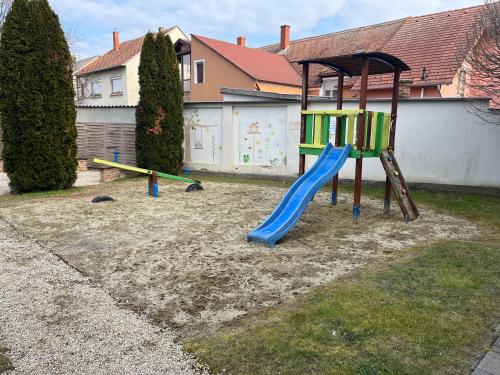 兒童遊樂場, Mirabell Apartments in 沙瓦