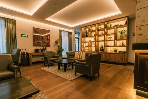 Canada Central & Rooftop near Bellas Artes Palota