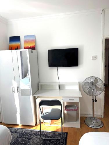 Budget Grey House 4