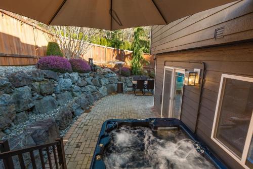 อ่างแช่น้ำร้อน, Ultimate Group Getaway Near Ferry, Hot Tub and Games in มูกิลเตโอ (WA)