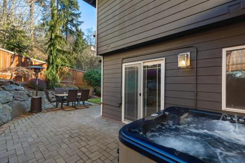 อ่างแช่น้ำร้อน, Ultimate Group Getaway Near Ferry, Hot Tub and Games in มูกิลเตโอ (WA)