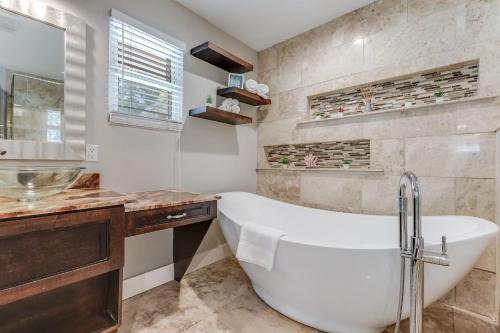 Relax in a Private 4BR Oasis Pool Fire Pit & BBQ, Sarasota (foto 8)