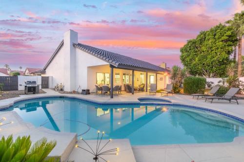 Modern Escape with Pool Ping Pong & Putting Green