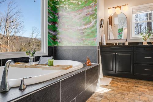 Secluded 5BR Stay,HotTub,Sauna,GameRoom,FirePit in Naples (NC)