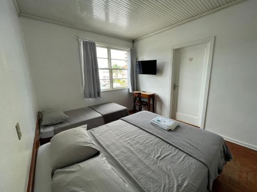 3 twin beds