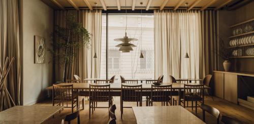 Étterem, PURO Warszawa Stare Miasto near Nikolausz Kopernikusz Emlékműve