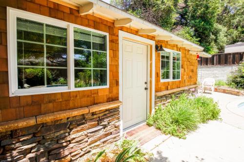 Exterior view, In The Village With Private Entrance in Claremont (CA)