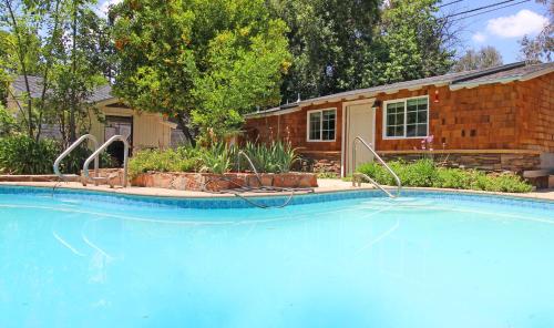 Swimming pool, In The Village With Private Entrance in Claremont (CA)