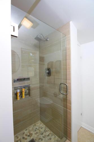 Shower, In The Village With Private Entrance in Claremont (CA)