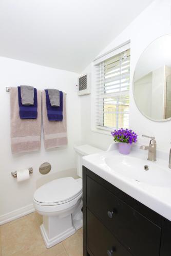 Bathroom, In The Village With Private Entrance in Claremont (CA)