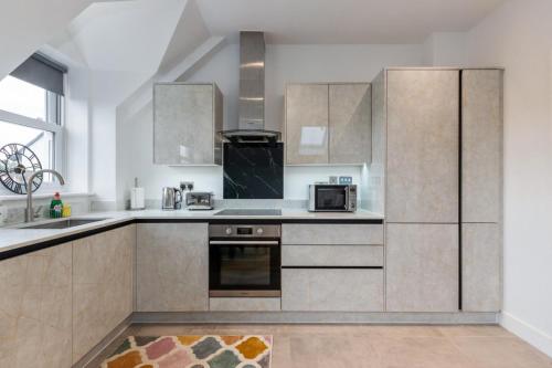 Bright & Airy 2-Bedroom, Leatherhead, Sleeps 4 in Летъред