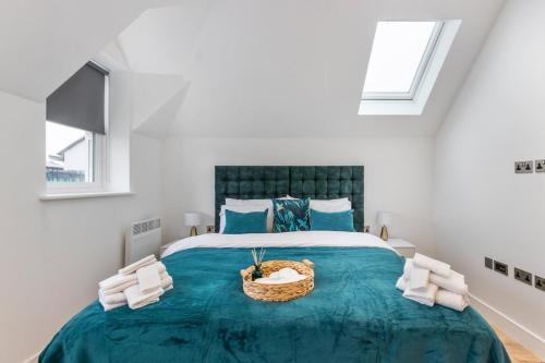 Bright & Airy 2-Bedroom, Leatherhead, Sleeps 4 in Летъред