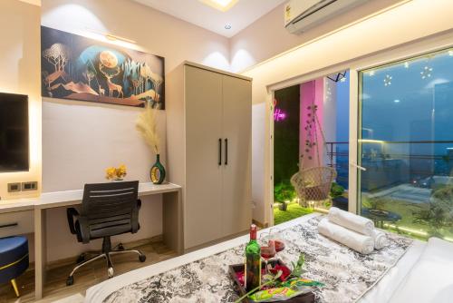 Jacuzzi & Big Screen By Buddies Home, Greater Noida (photo 5)