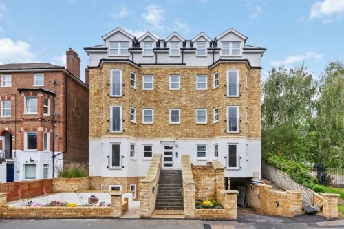 Premium 2-Bedroom Apartment, Leatherhead, Sleeps 4 in Летъред