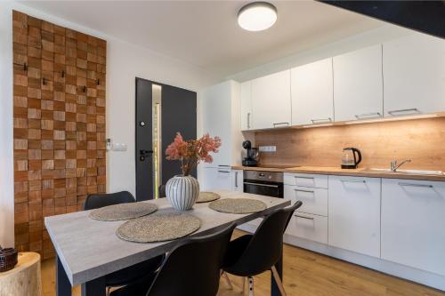 Kitchen, Moderni chata se zastresenou terasou v dochazkove vzdalenosti na plaz in Zupanovice