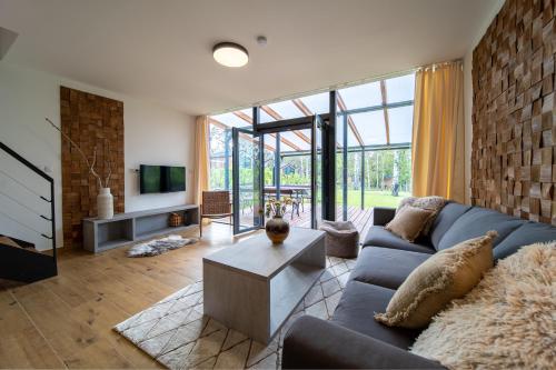 Shared lounge/TV area, Moderni chata se zastresenou terasou v dochazkove vzdalenosti na plaz in Zupanovice