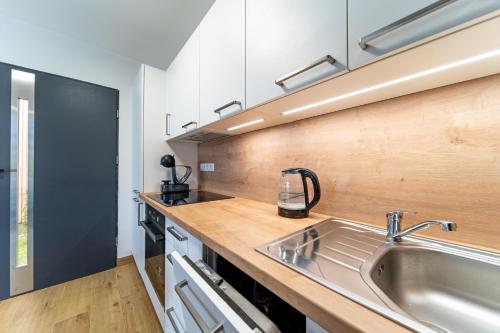 Kitchen, Moderni chata se zastresenou terasou v dochazkove vzdalenosti na plaz in Zupanovice
