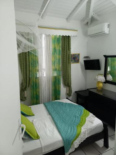 La Sainte Rosienne pomme cannelle in סיינט רוז