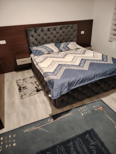 1 queen bed, 1 twin bed