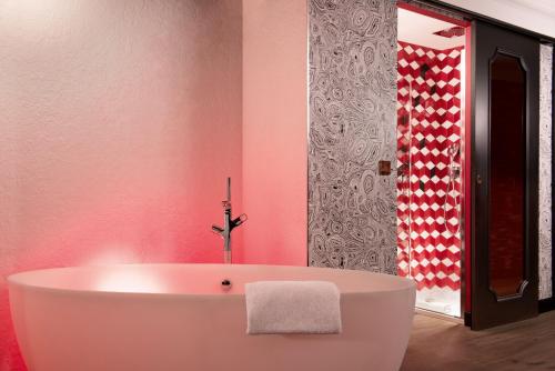 Idol Hotel - image 7