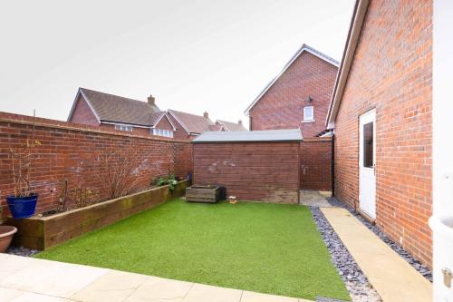 สวน, Duckett house, 3 Bedroom Detached House By B and R Serviced Accommodation Amesbury With Free Parking in แอมแมสบูรี่